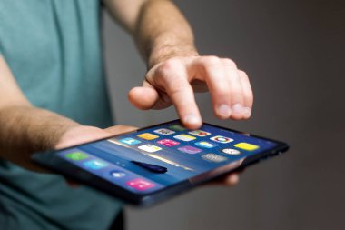 Siyah smartphone ile işletim sistemi ekran tutan el