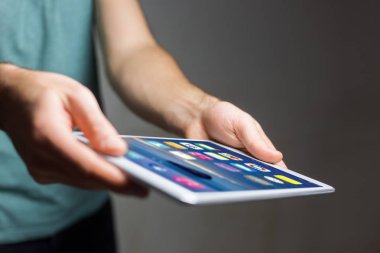 Siyah tablet işletim sistemi ekran ile tutan el
