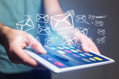 Kavram ileti simgesi tablet arabirim üstünde e-posta göndermenin bir