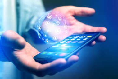 Smartphone ile ağ dünya küre hologra tutan işadamı