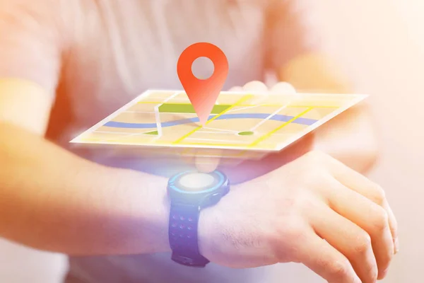 Begrip lokalisatie op de kaart met een smartwatch — Stockfoto