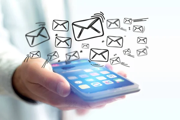 Concept van het sturen van e-mail op smartphone interface met message ic — Stockfoto
