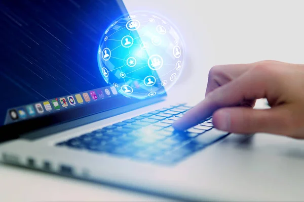Affärsman röra laptop nyckel med nätverk världen sfären hologr — Stockfoto
