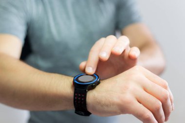 El ile teknoloji perde siyah smartwatch tutarak