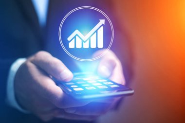 Hareket eden telefon ile grafik simgesini tutan işadamı el 