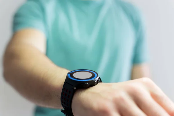 Reloj inteligente negro de mano con pantalla de tecnología — Foto de Stock