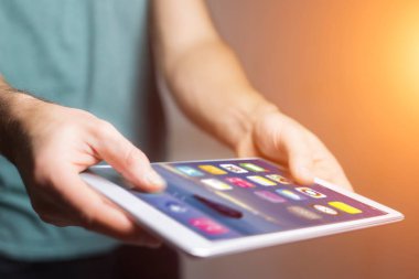 Siyah tablet işletim sistemi ekran ile tutan el