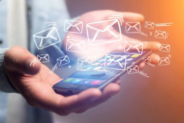 Kavram smartphone arabirim üstünde e-posta gönderme mesaj ŞA