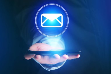 Kavram smartphone arabirim üstünde e-posta gönderme mesaj ŞA