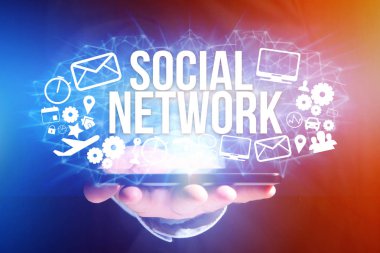 Sosyal ağ ile futuristik bir arayüze tutan adam kavramı 