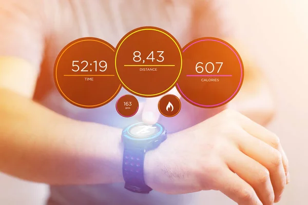 Ejecutando interfaz en un reloj inteligente deportivo con información de datos — Foto de Stock