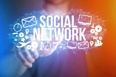 Sosyal ağ ile futuristik bir arayüze tutan adam kavramı 