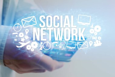 Sosyal ağ ile futuristik bir arayüze tutan adam kavramı 