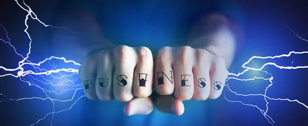 Ισχυρή τατουάζ χέρια αλίευση κεραυνούς μπουλόνι - έννοια δύναμη — Φωτογραφία Αρχείου