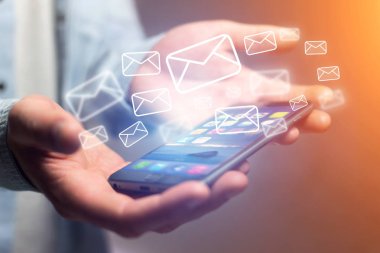 Kavram smartphone arabirim üstünde e-posta gönderme mesaj ŞA