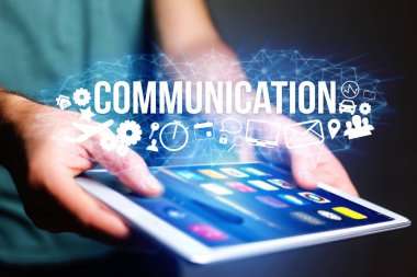 İletişim ile futuristik bir arayüze tutan adam kavramı