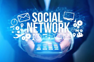 Sosyal ağ ile futuristik bir arayüze tutan adam kavramı 