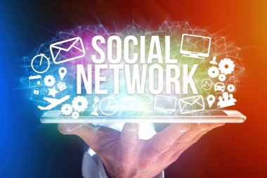 Sosyal ağ ile futuristik bir arayüze tutan adam kavramı 