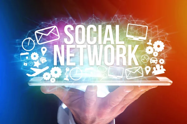 Sosyal ağ ile futuristik bir arayüze tutan adam kavramı 