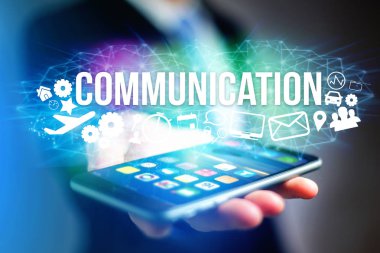 İletişim ile futuristik bir arayüze tutan adam kavramı