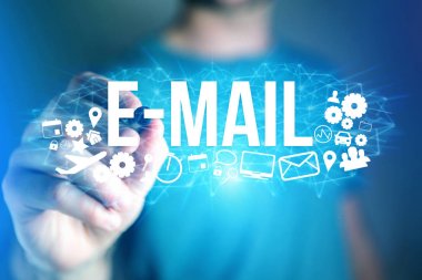 E-posta başlıklı futuristik bir arayüze tutan adam kavramı bir