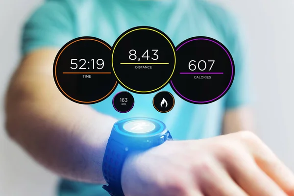 Interface em execução em um smartwatch esporte com informações de dados — Fotografia de Stock