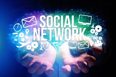 Sosyal ağ ile futuristik bir arayüze tutan adam kavramı 