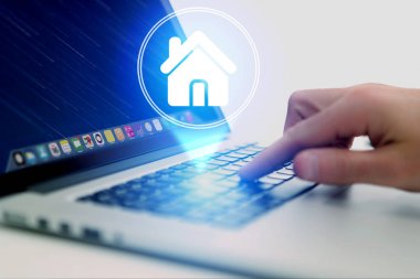 Ev simgesini anahtarla dizüstü dokunmadan işadamı 