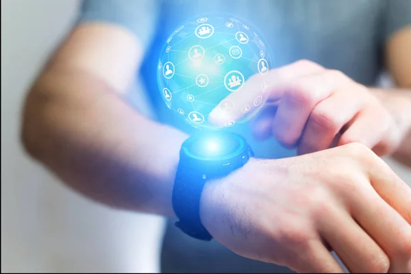 Empresário segurando smartwatch com rede globo esfera hologra — Fotografia de Stock