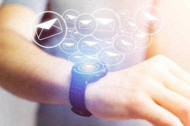 Kavramı bir teknoloji smartwatch arabirimi ile e-posta gönderme