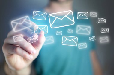E-posta simgesi teknoloji arabirim üzerinde çizim adam kavramı 