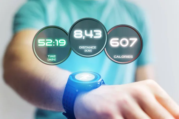 Interfaccia in esecuzione su uno smartwatch sportivo con informazioni sui dati — Foto Stock