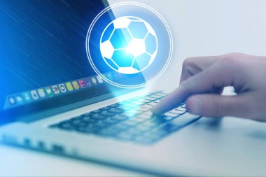 Futbol topu simgesinin üzerinde aygıt - spor ve teknoloji kavramı