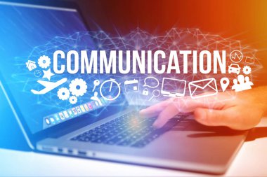 İletişim ile futuristik bir arayüze tutan adam kavramı