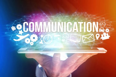 İletişim ile futuristik bir arayüze tutan adam kavramı