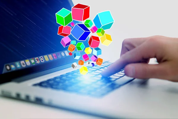 Cubo de dados coloridos saindo de um smartphone - Conceito de tecnologia — Fotografia de Stock