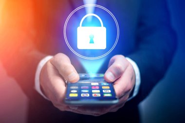 İşadamı el cep telefonu soyunma simgesi ile tutarak 