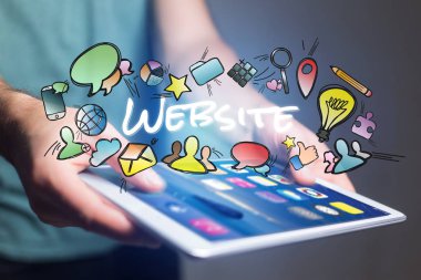 Web sitesi başlık ve Multimedya ile tablet tutan adam kavramı 