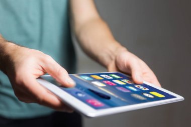 Siyah tablet işletim sistemi ekran ile tutan el