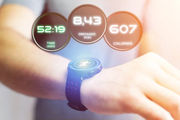 Kör gränssnitt på en sport smartwatch med data informationer — Stockfoto