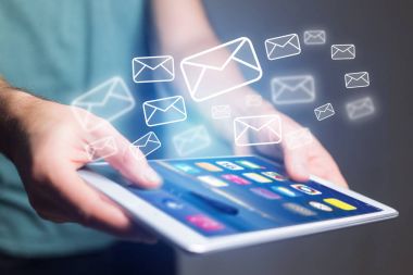 Kavram ileti simgesi tablet arabirim üstünde e-posta göndermenin bir