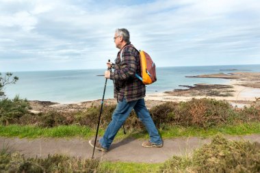 Portre sağlıklı bir üst düzey çekici adamın cos hiking