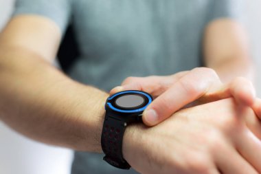 El ile teknoloji perde siyah smartwatch tutarak