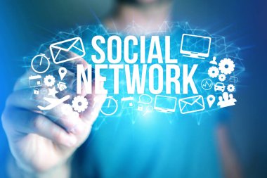 Sosyal ağ ile futuristik bir arayüze tutan adam kavramı 