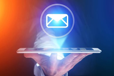 Kavram smartphone arabirim üstünde e-posta gönderme mesaj ŞA