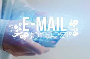 E-posta başlıklı futuristik bir arayüze tutan adam kavramı bir