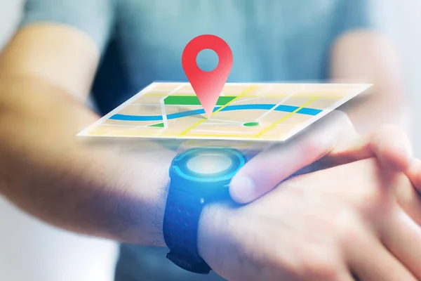 Smartwatch 与地图上的局部化的概念 — 图库照片