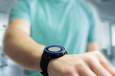 El ile teknoloji perde siyah smartwatch tutarak