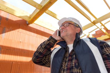 inşaatta çalışan adam