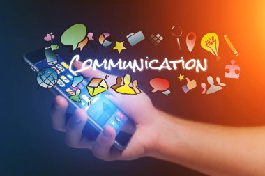 Akıllı telefon tutan adam.